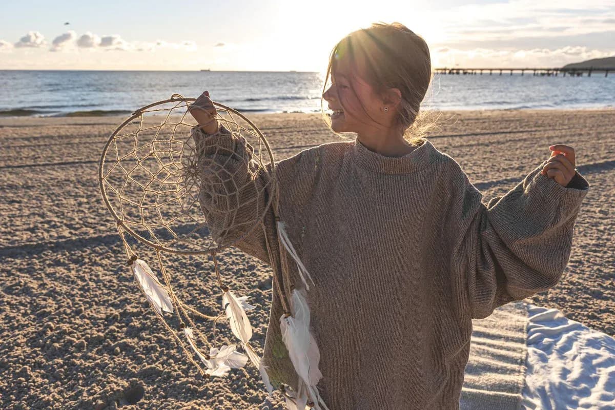 Mädchen am Strand mit Fischernetz